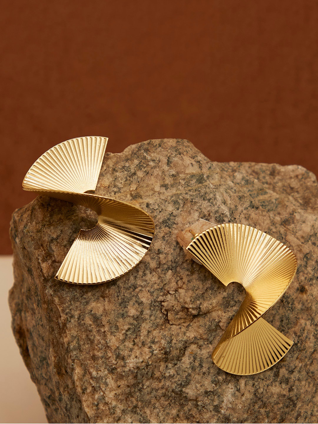SOHI Gold-Toned Contemporary Drop Earrings