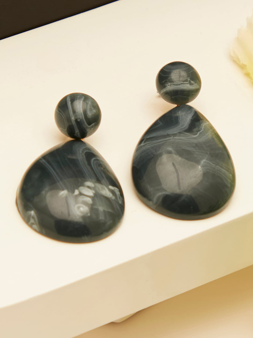 

SOHI Black Contemporary Drop Earrings