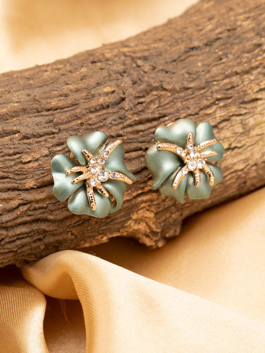 

SOHI Blue & Gold-Toned Floral Studs Earrings