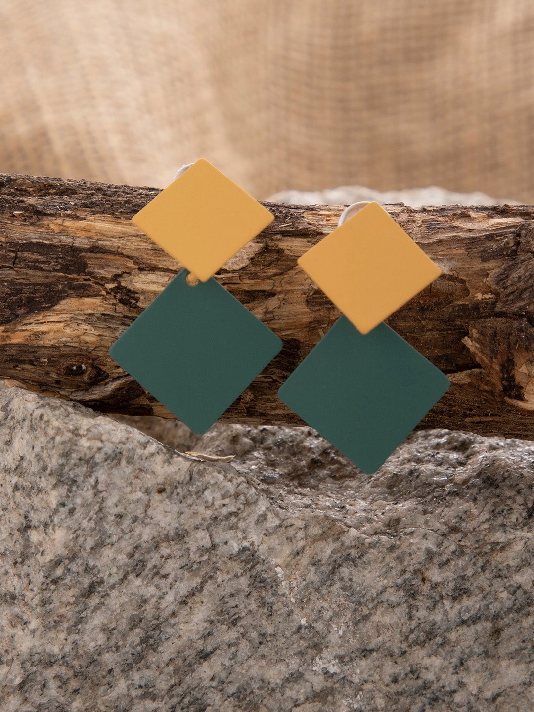 

SOHI Yellow & Green Contemporary Drop Earrings