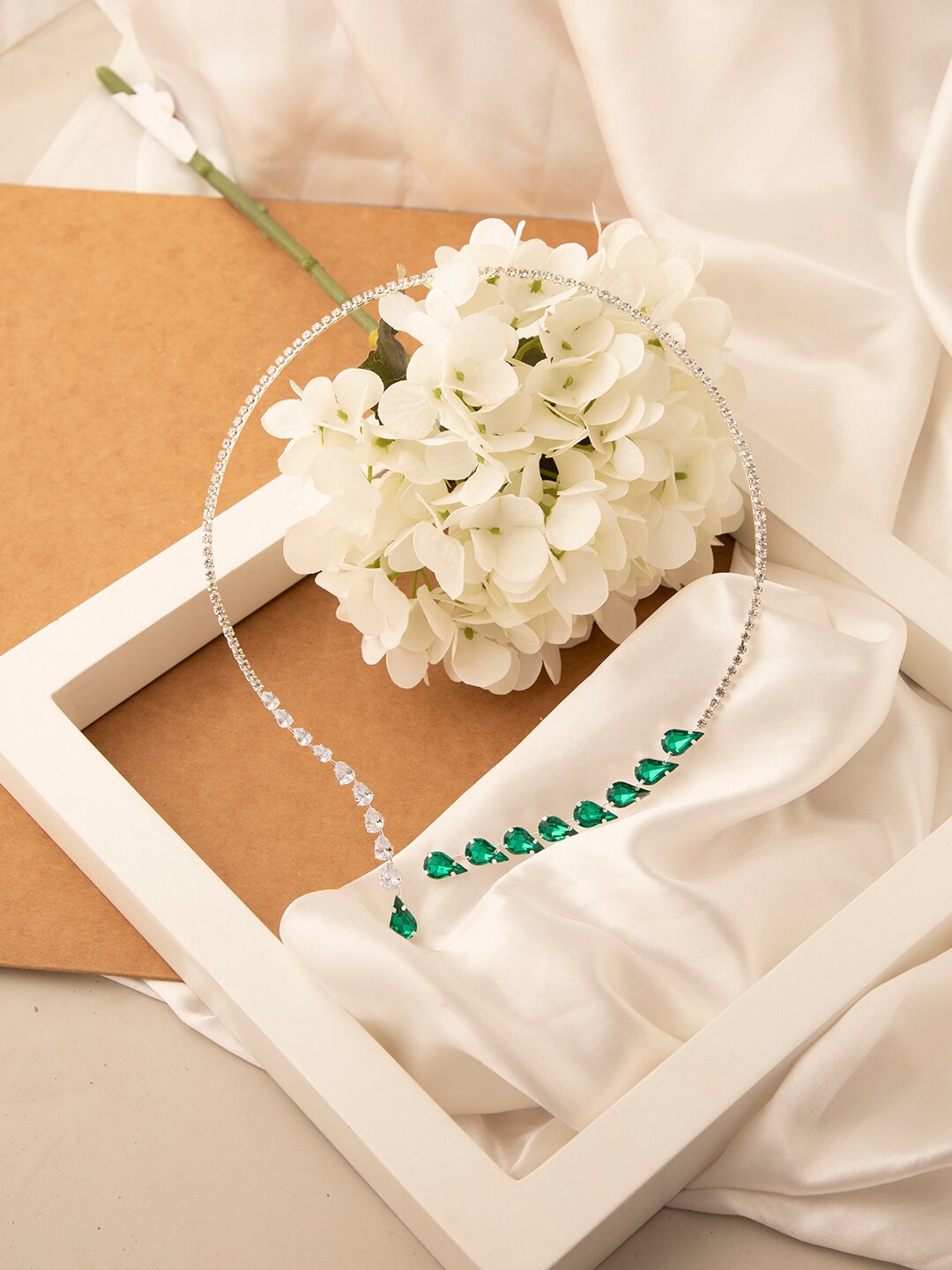 

SOHI Silver-Toned & Green Necklace