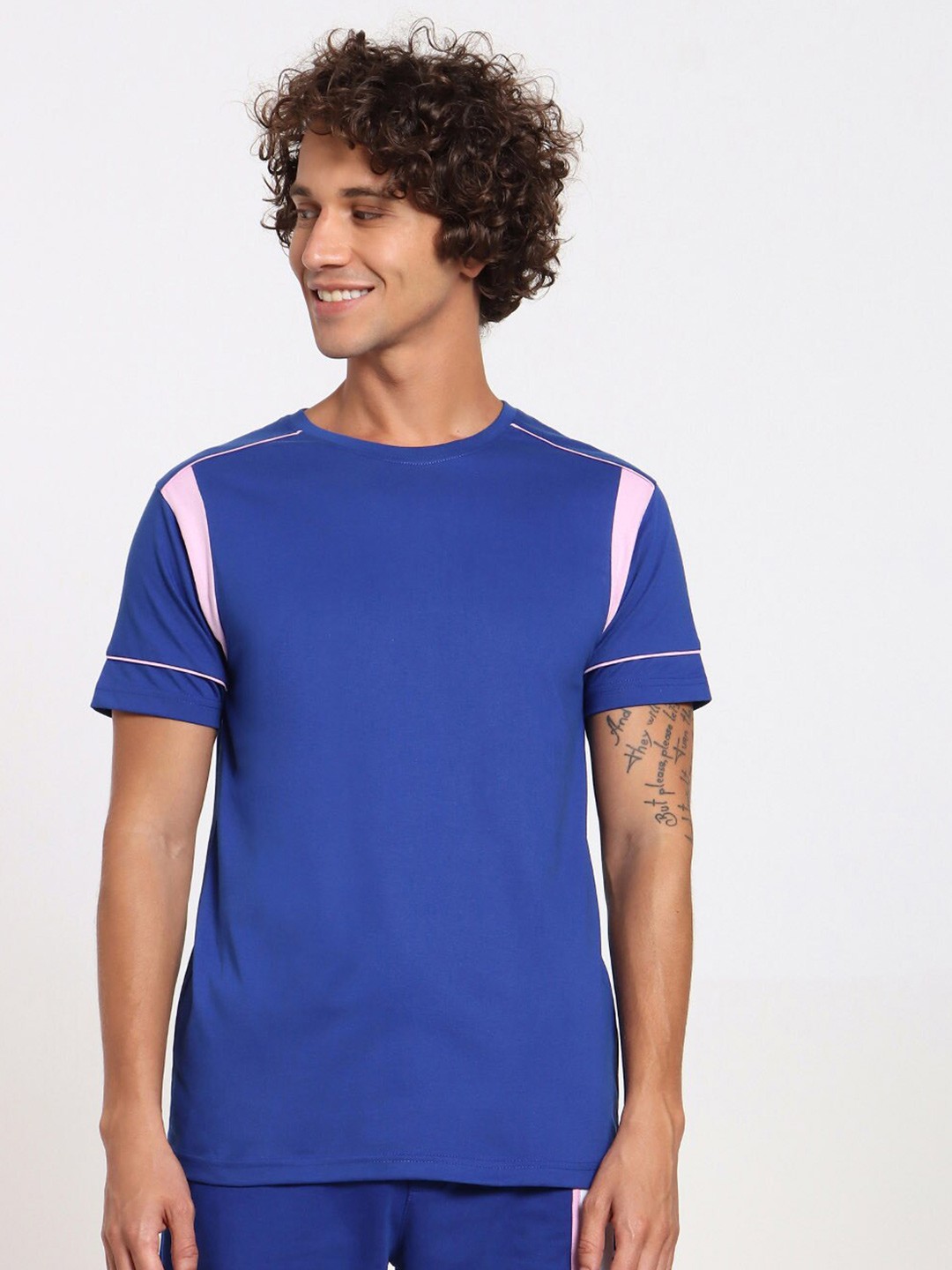 

Bewakoof Men Blue Solid Regular Fit T-shirt