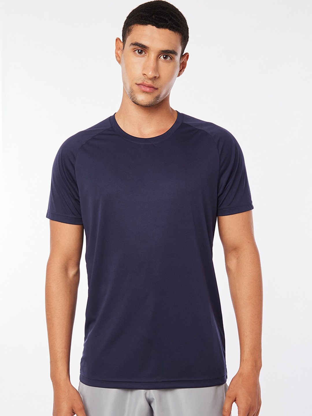 

Bewakoof Men Blue Solid Slim Fit T-shirt