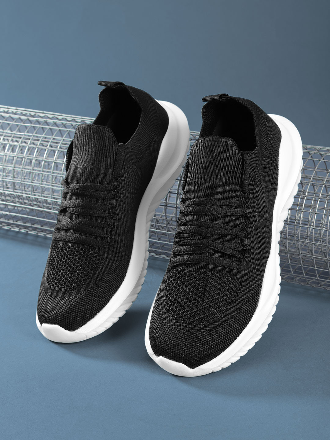 

HRX by Hrithik Roshan Women Black Woven Design Running Shoes