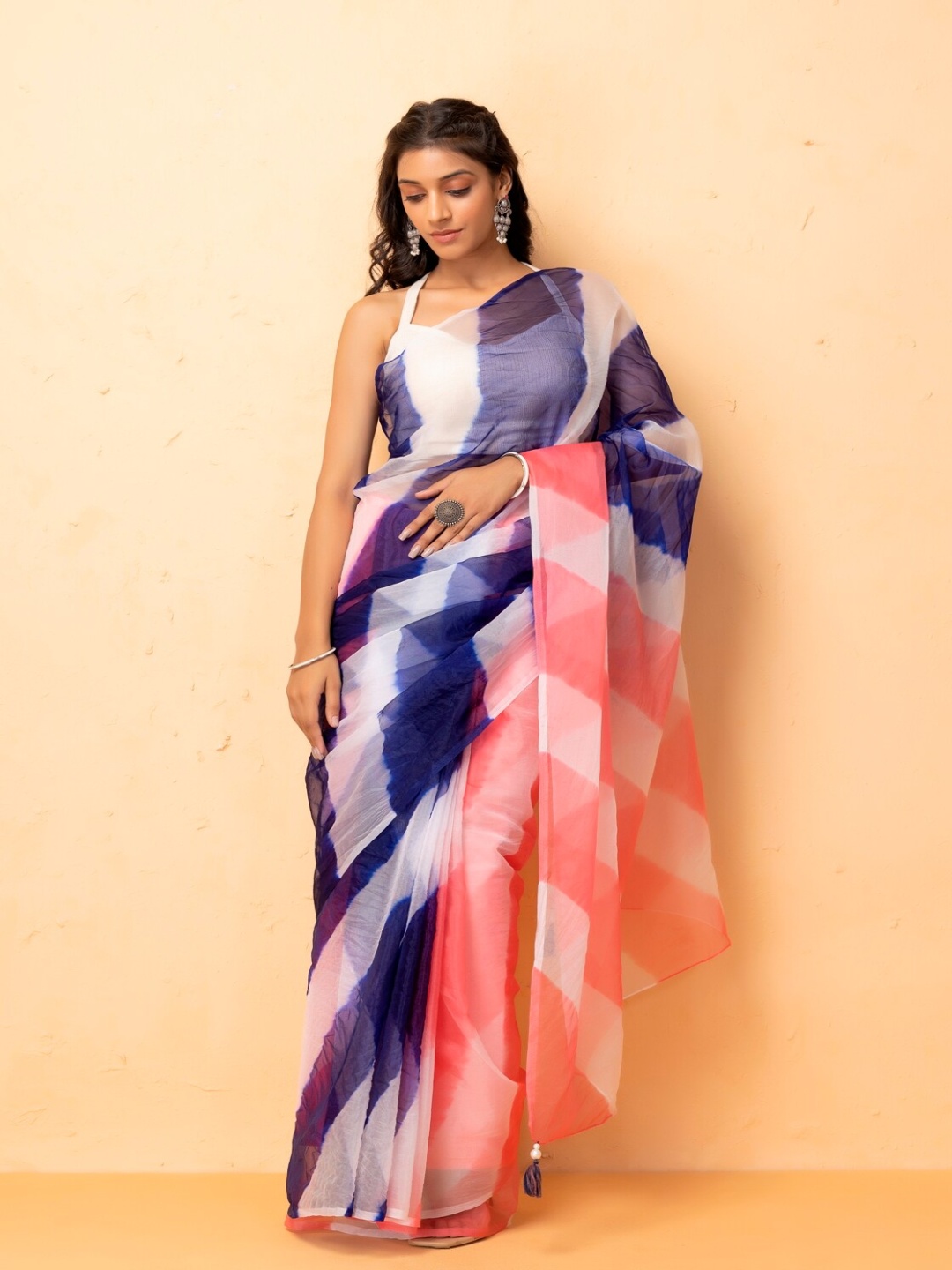 

Geroo Jaipur Navy Blue & Peach-Coloured Leheriya Organza Leheriya Saree