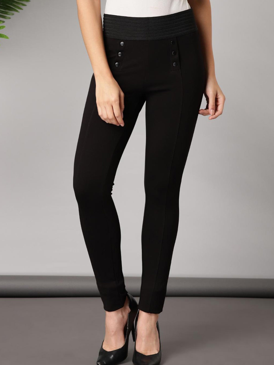 

Lakshita Women Black Solid Jeggings