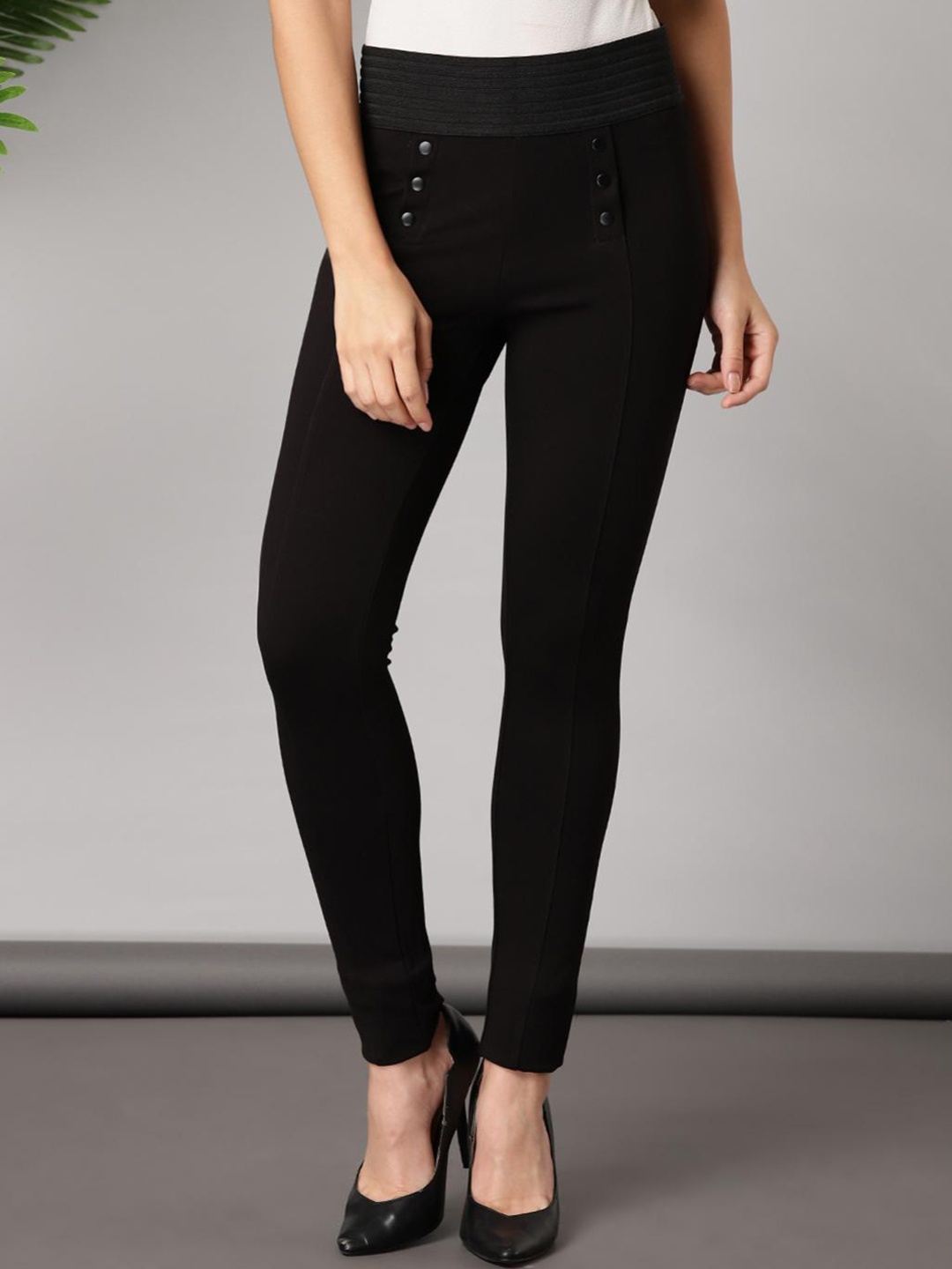 

Lakshita Women Black Solid Skinny-Fit Jeggings