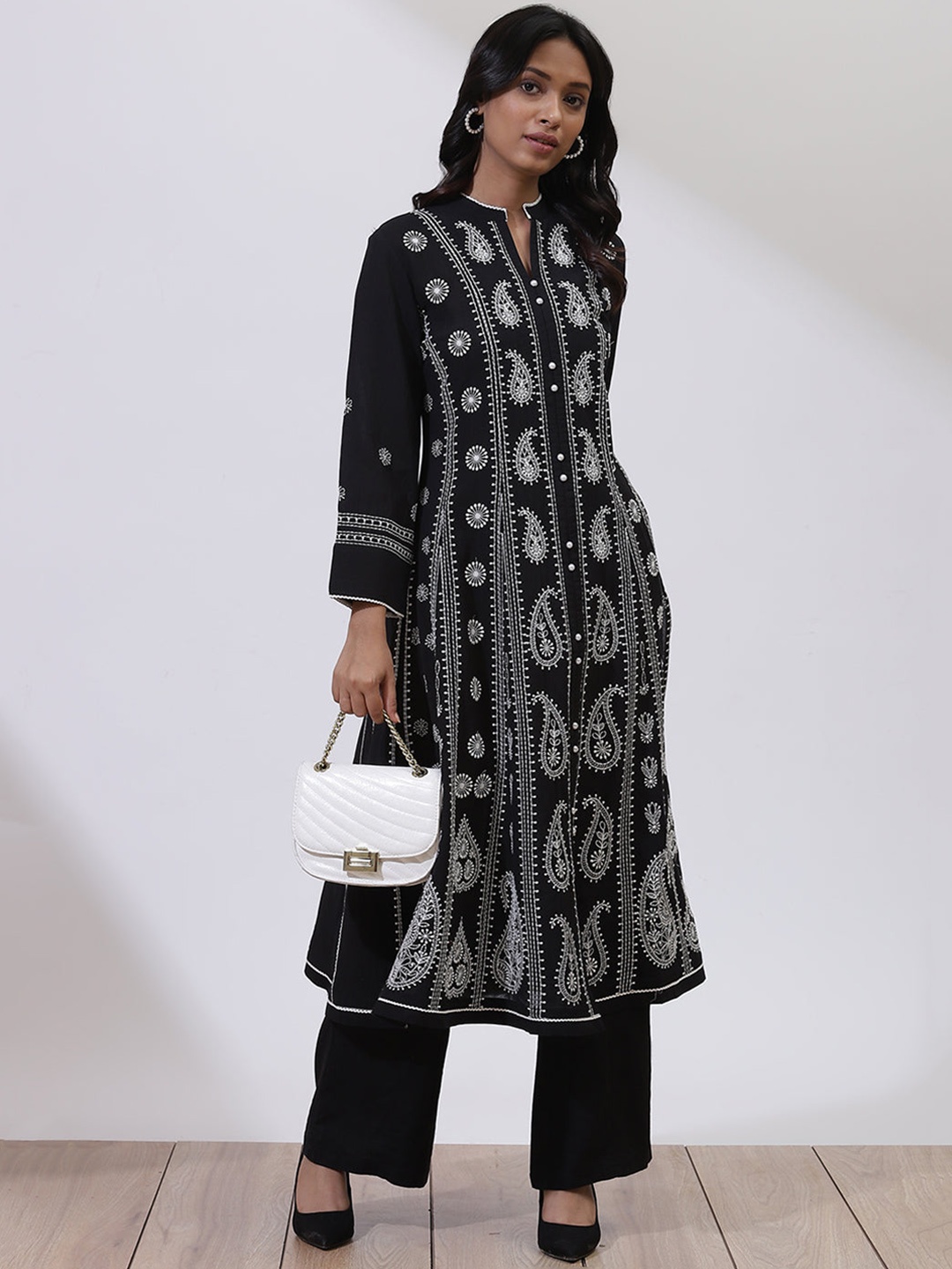 

Lakshita Women Black Embroidered Kurta