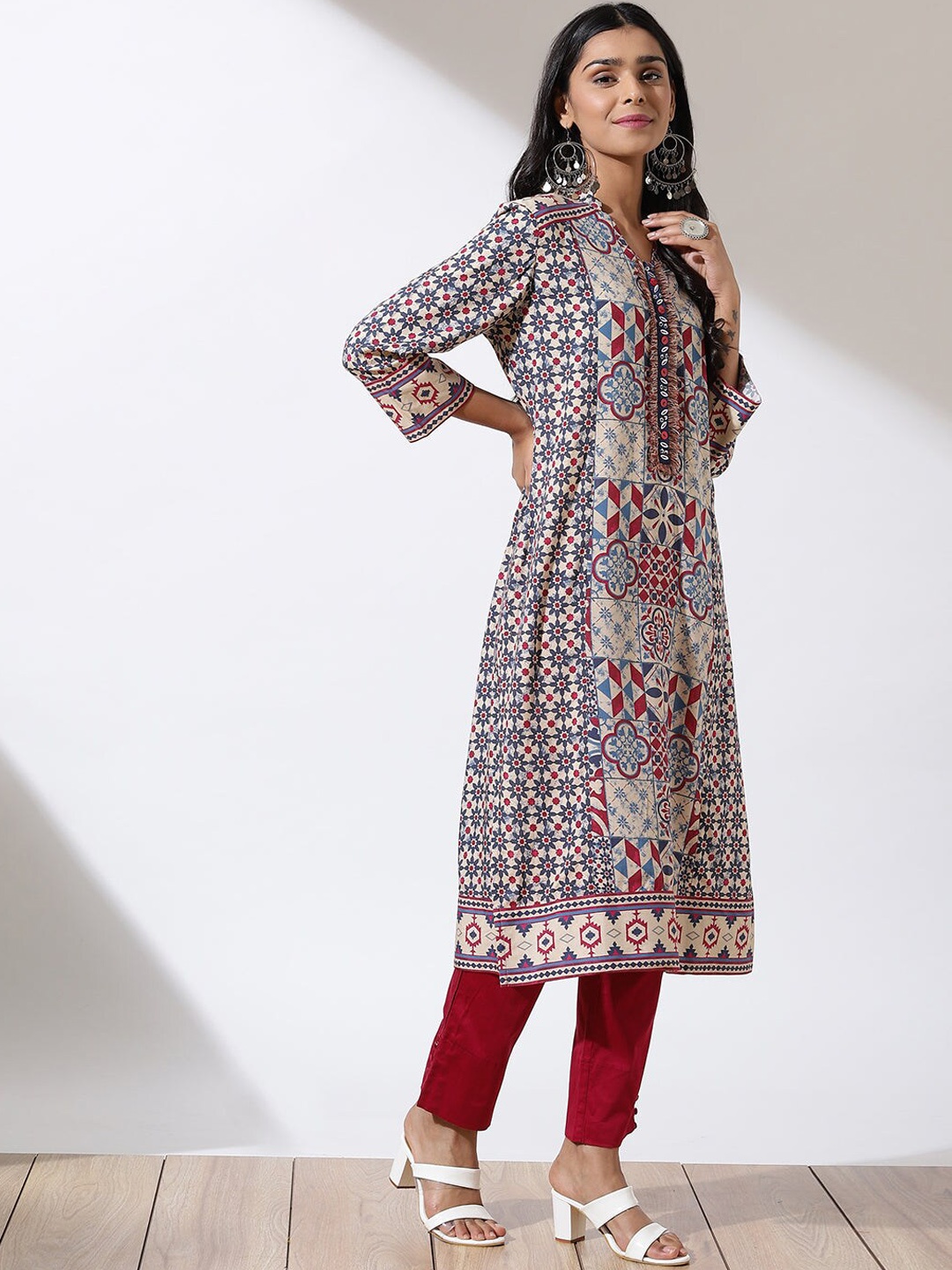 

Lakshita Women Cream-Coloured & Blue Floral Printed Straight Kurta