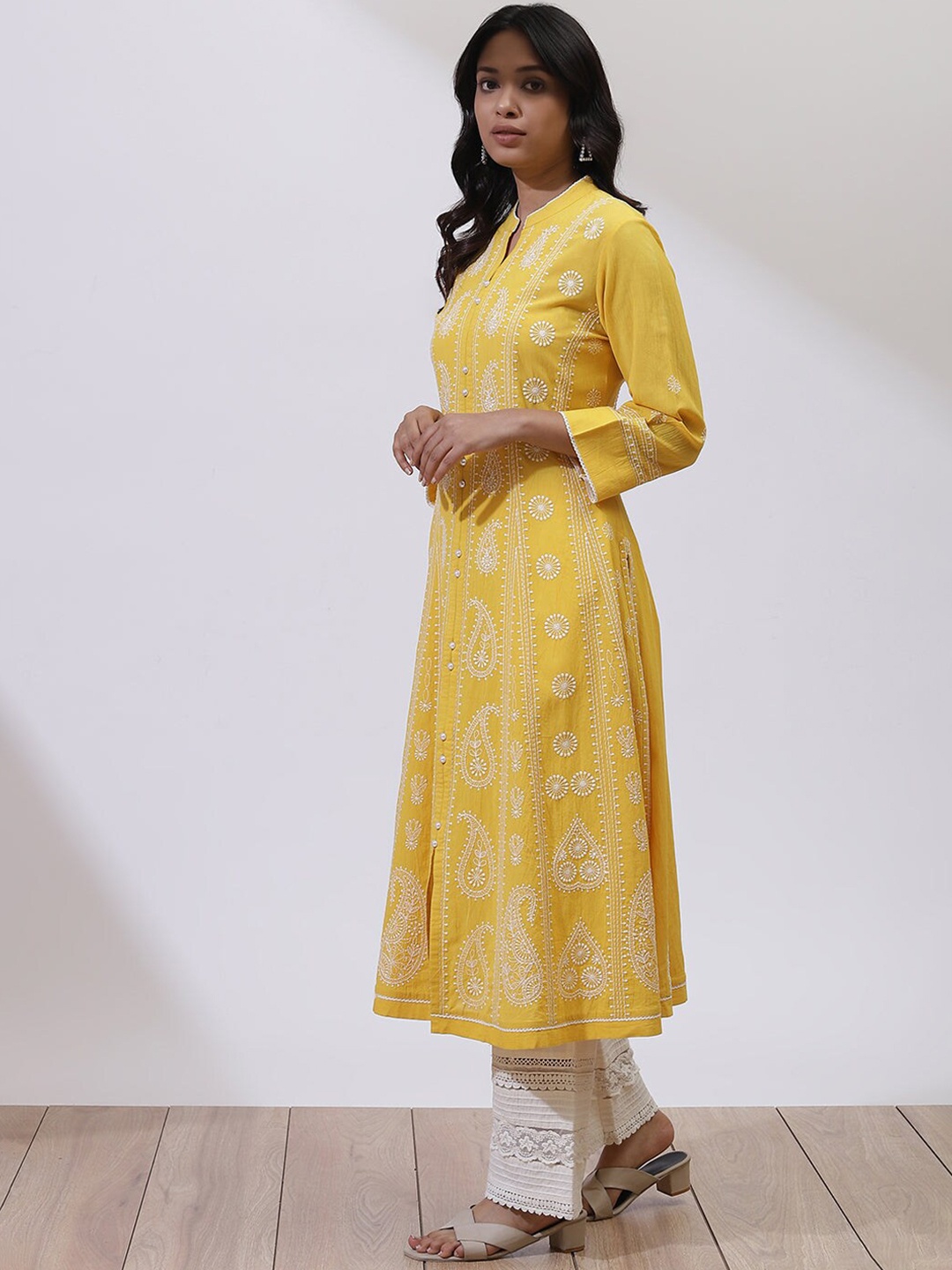 

Lakshita Women Yellow Floral Embroidered Thread Work Kurta