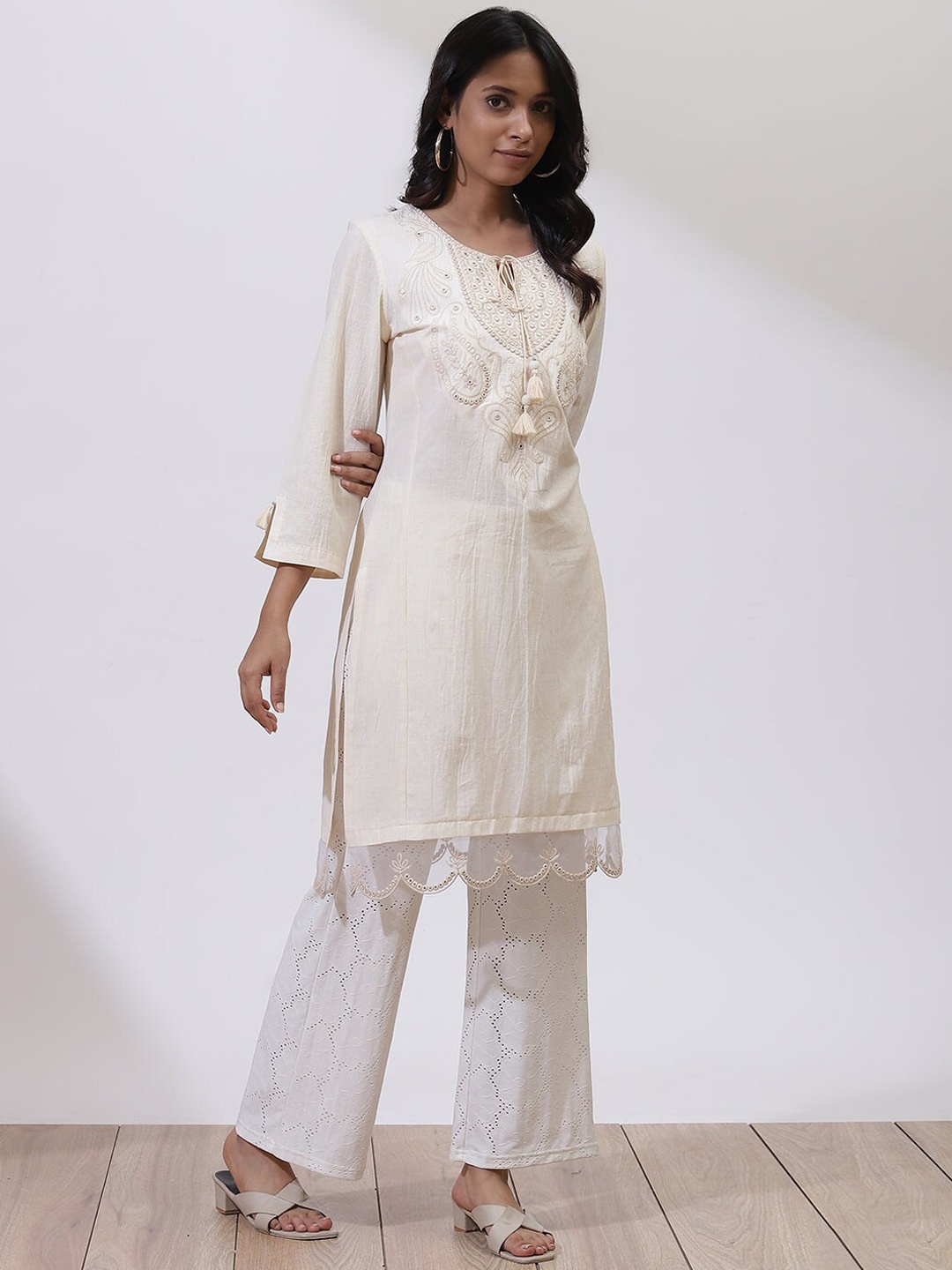 

Lakshita Women White Embroidered Thread Work Kurta