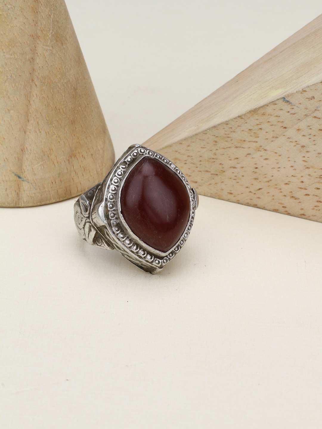 

SANGEETA BOOCHRA Brown Silver-Toned Oxidised Onyx-Studded Finger Ring