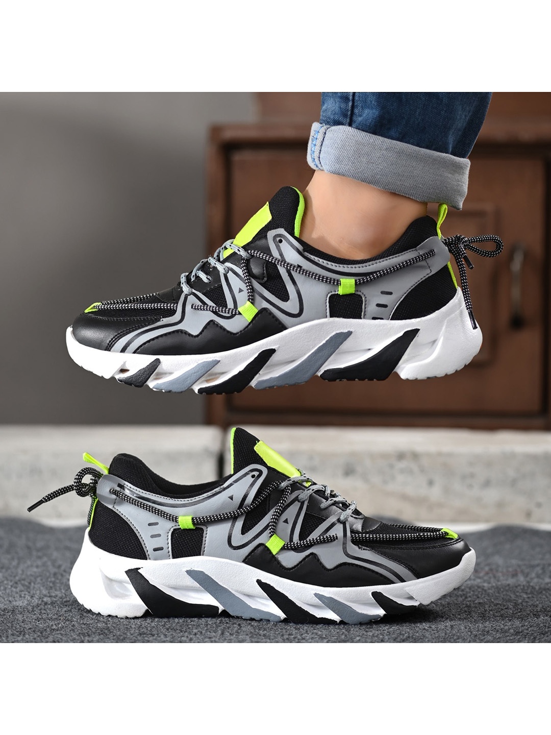 

MANSAMUSA Men Grey Woven Design Sneakers