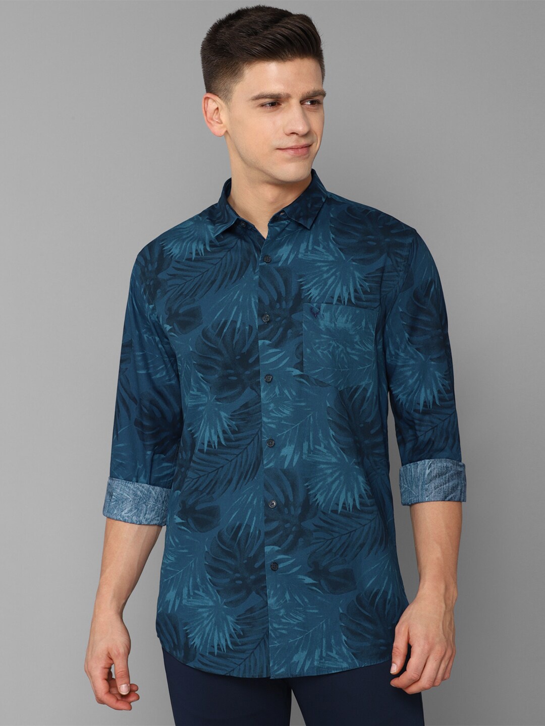 

Allen Solly Men Blue Floral Printed Cotton Slim Fit Casual Shirt