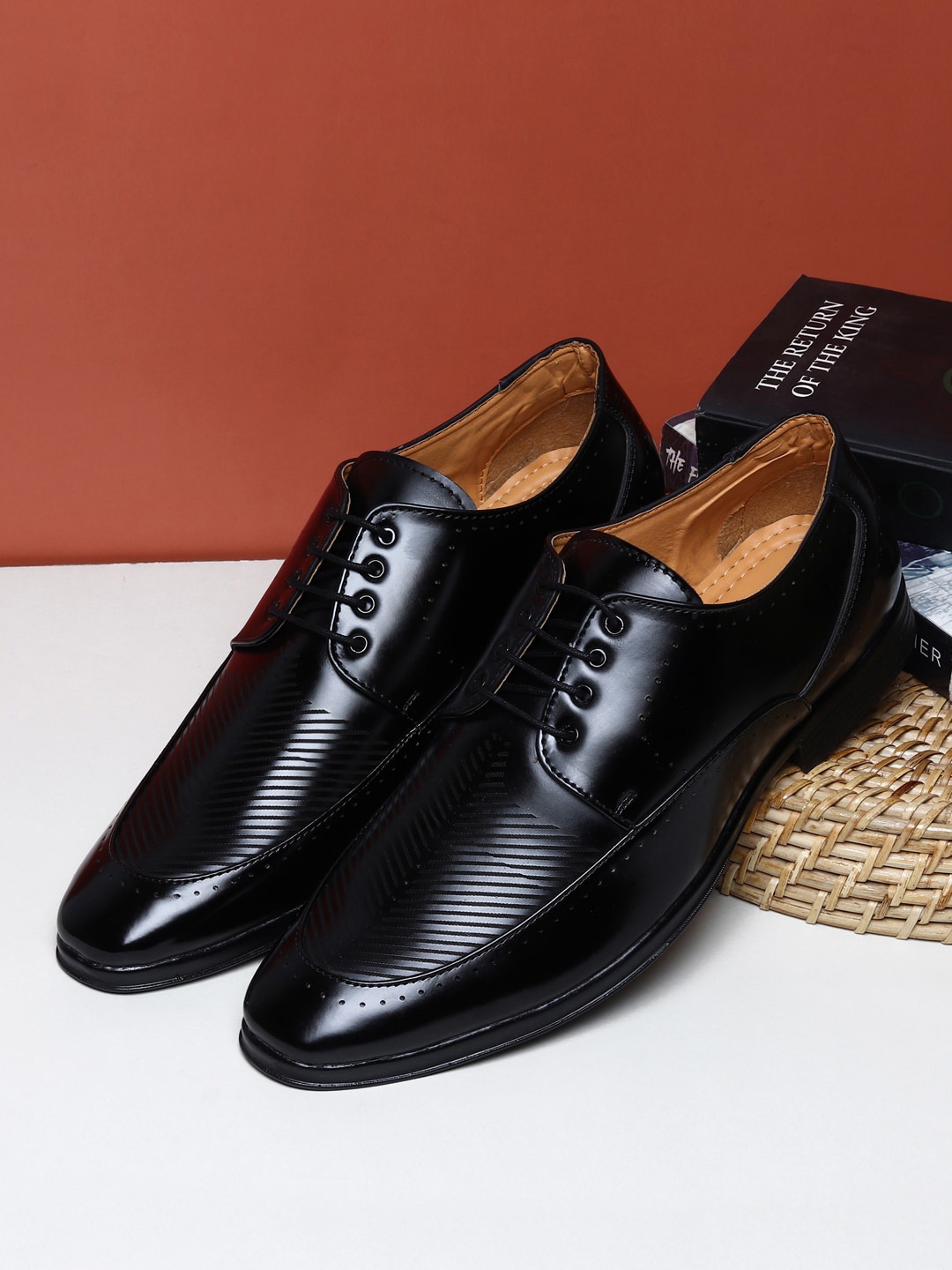 

Apsis Men Black Textured Formal Derby