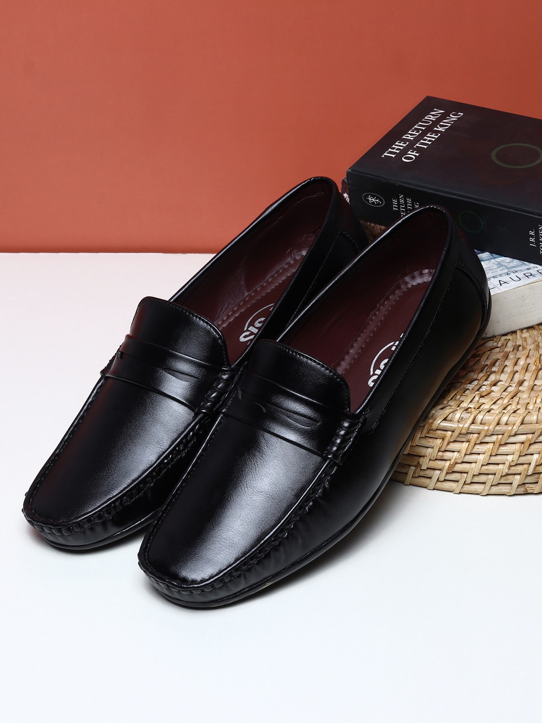 

Apsis Men Black Solid Loafers