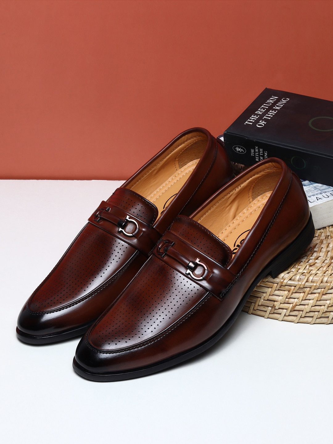 

Apsis Men Brown Textured Loafers