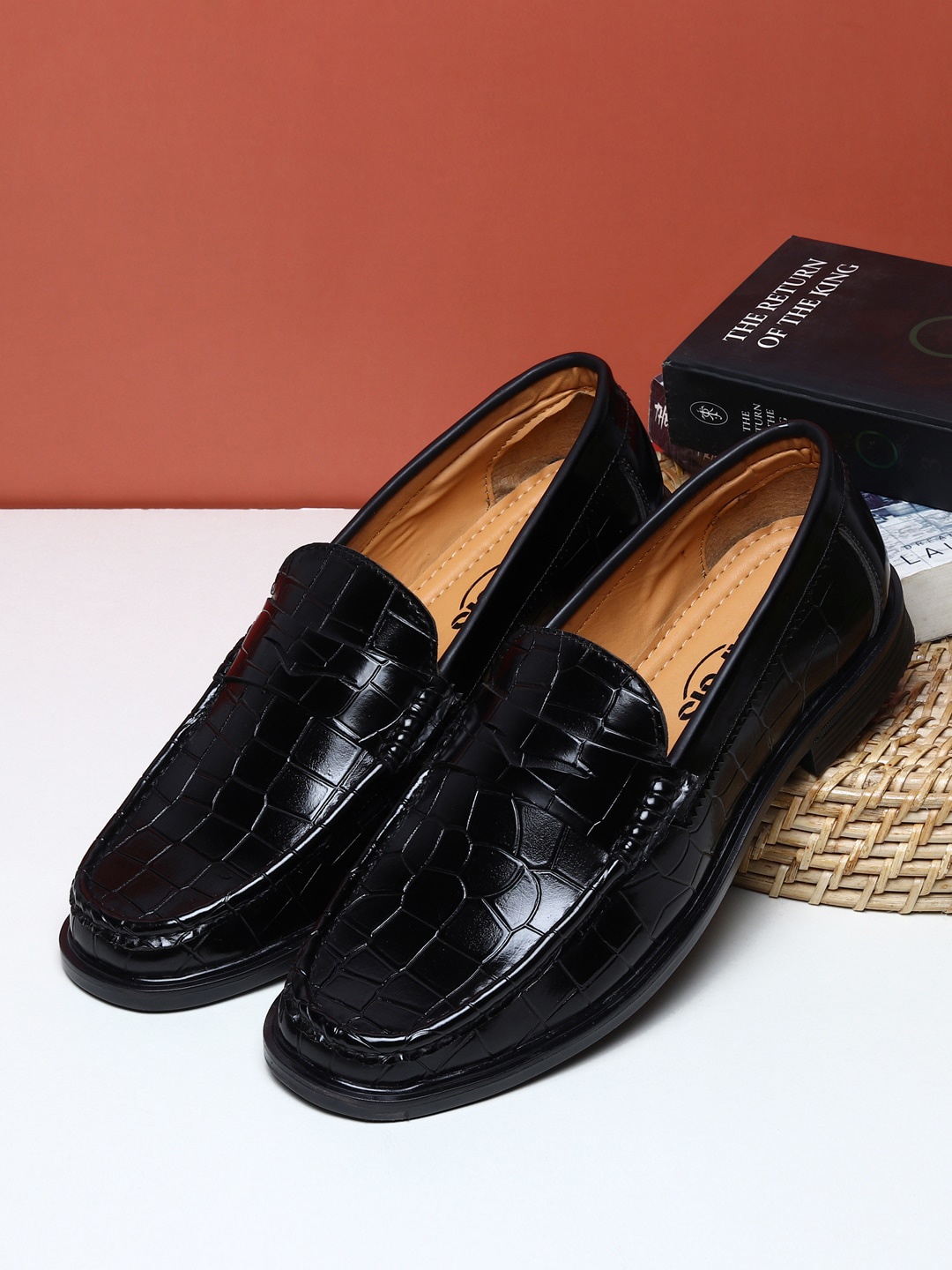 

Apsis Men Black Loafers