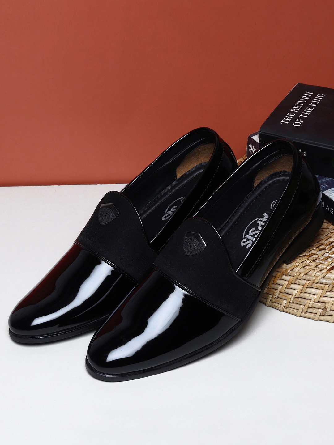 

Apsis Men Black Slip-On Sneakers