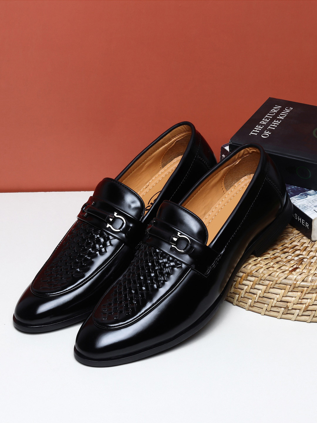 

Apsis Men Black Textured Sneakers