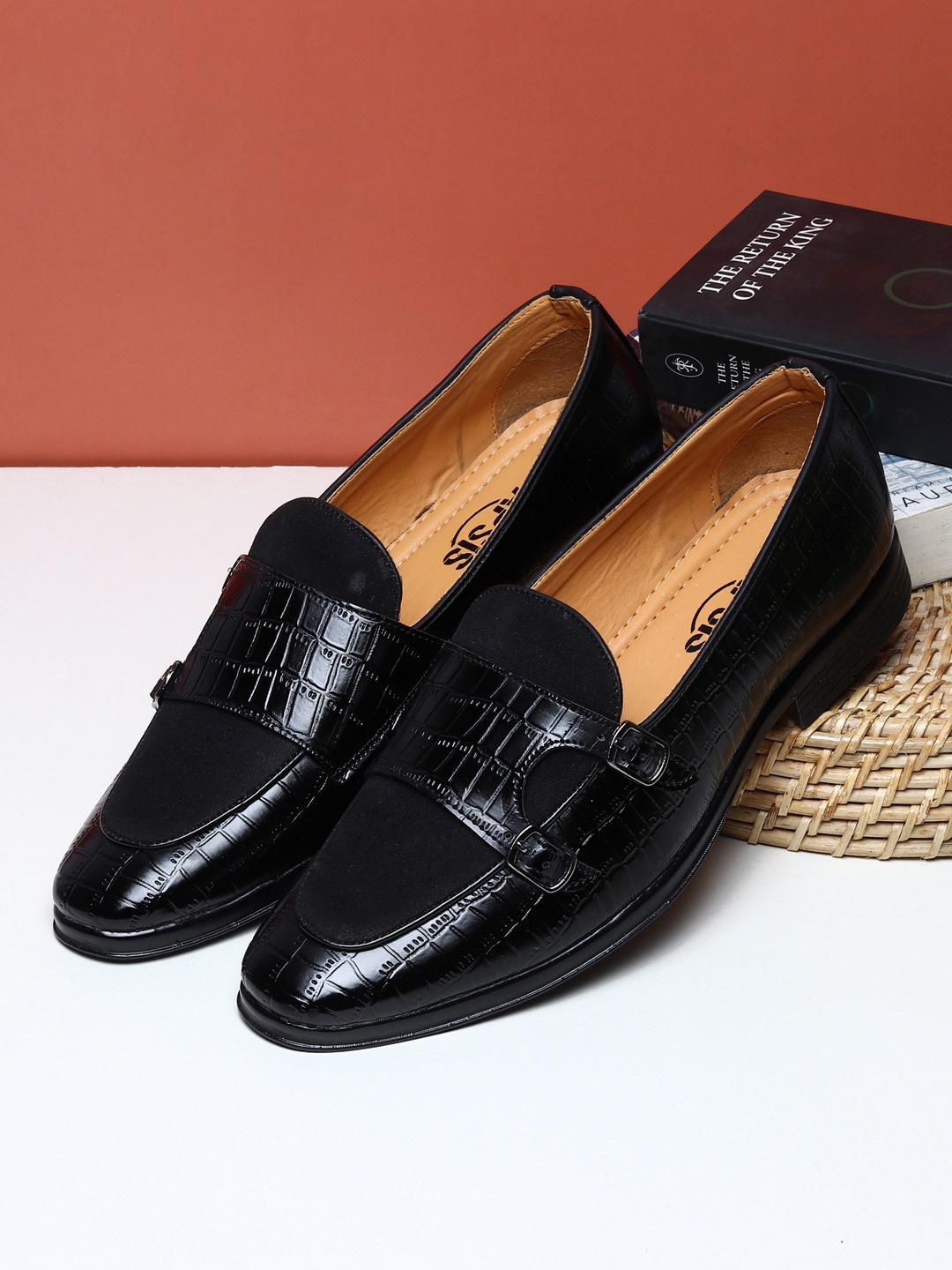 

Apsis Men Black Textured Loafers