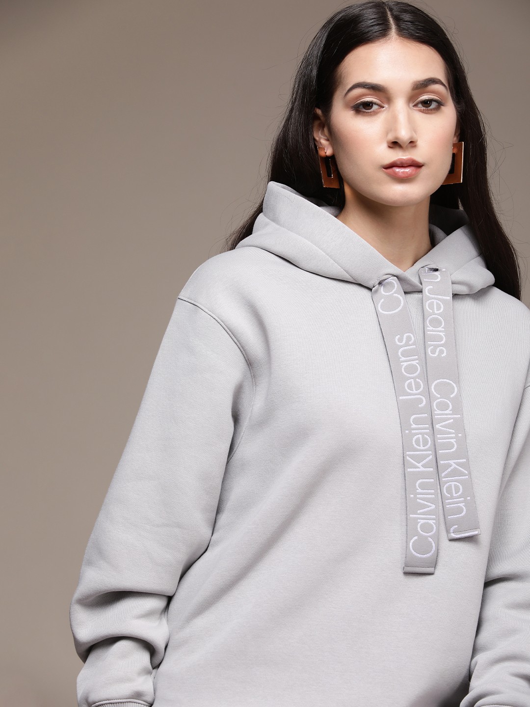 

Calvin Klein Jeans Women Hooded Sweatshirt with Contrast Drawcords, Grey