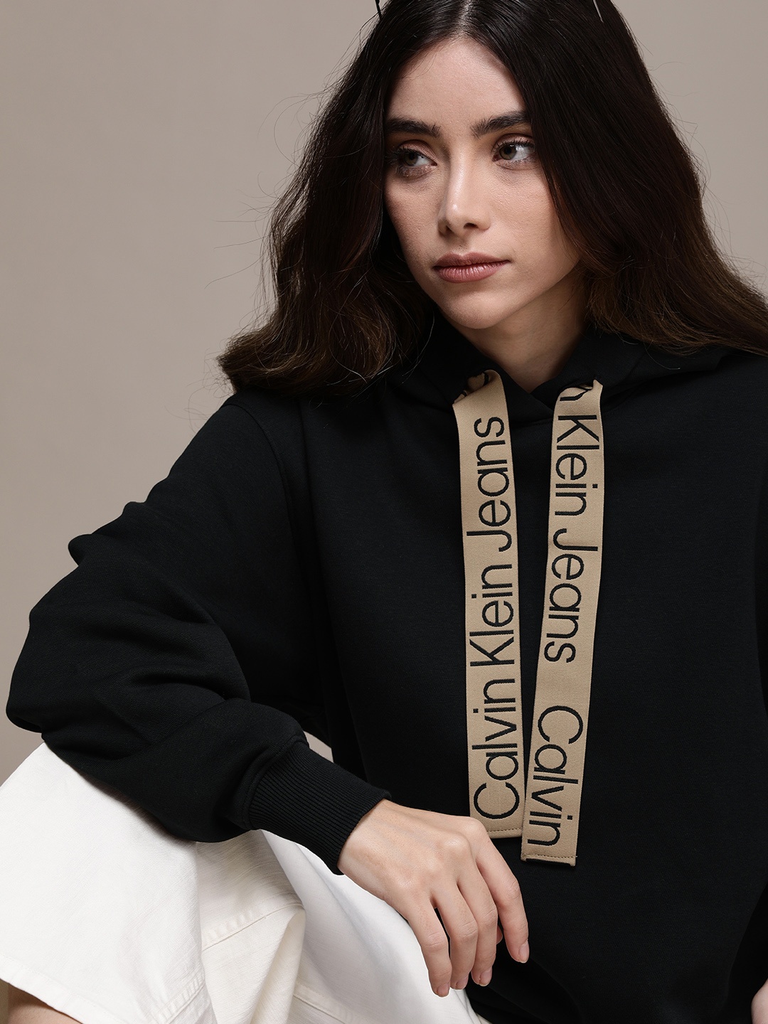 

Calvin Klein Jeans Women Black Hooded Sweatshirt With Contrast Drawcords
