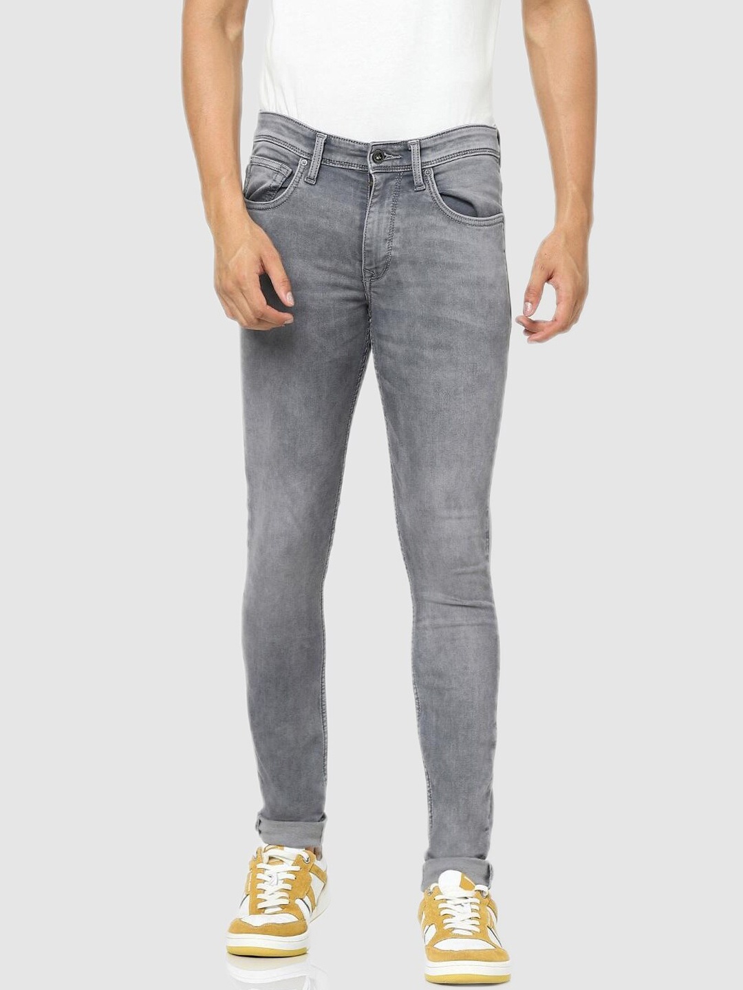 

Celio Men Grey Low Distress Heavy Fade Stretchable Jeans