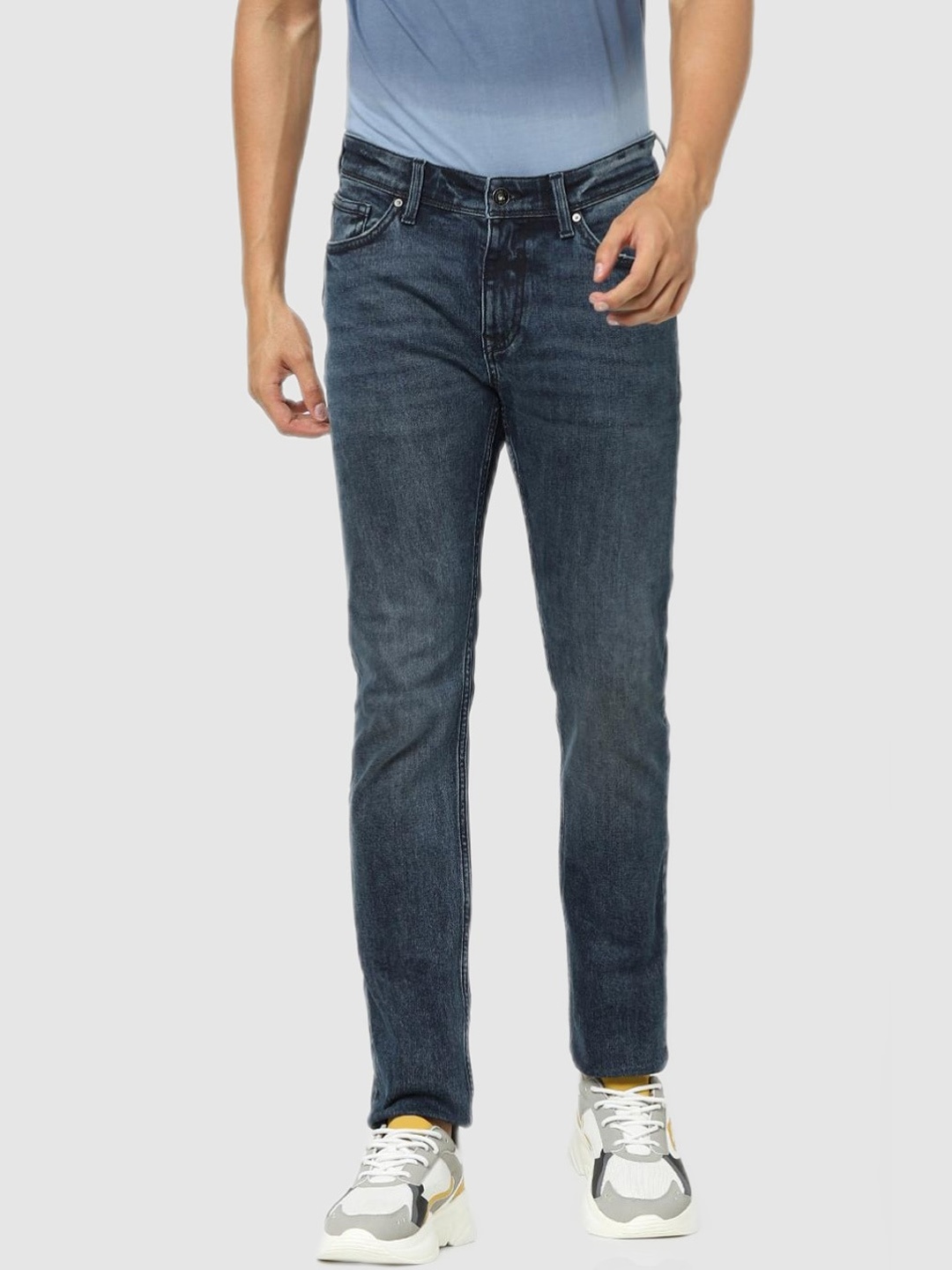 

Celio Men Navy Blue Low Distress Light Fade Stretchable Jeans