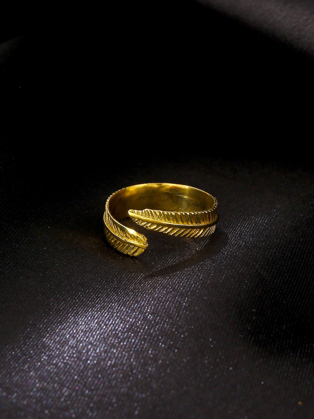 

kashwini Women Gold-Plated Band Design Adjustable Finger Ring