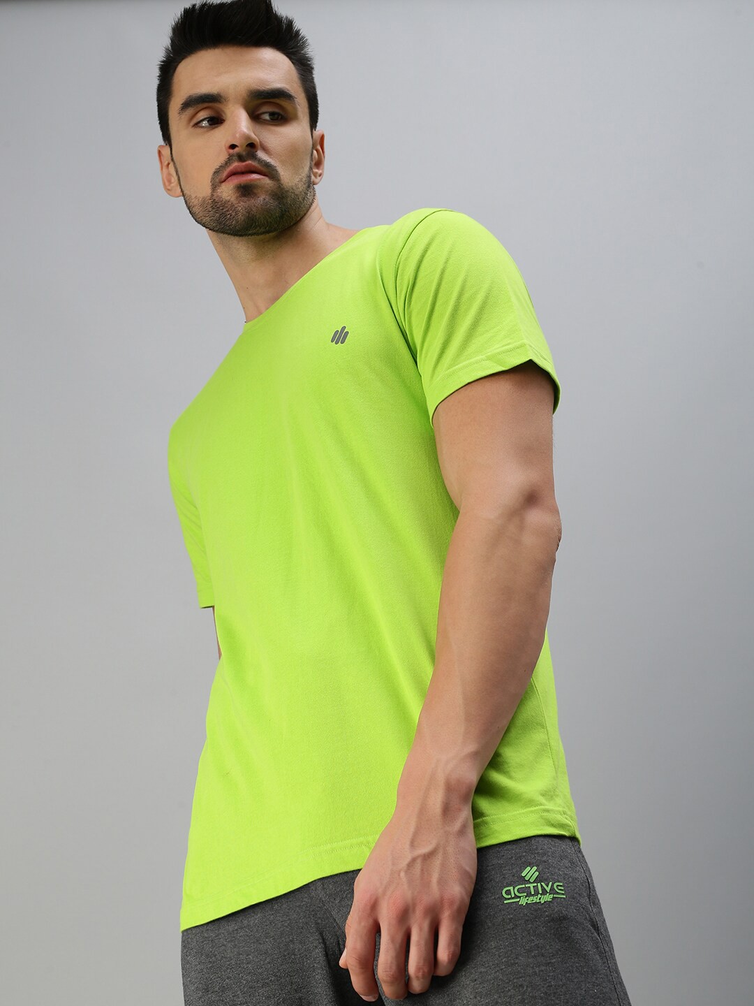 

ONN Men Green Solid Cotton T-shirt