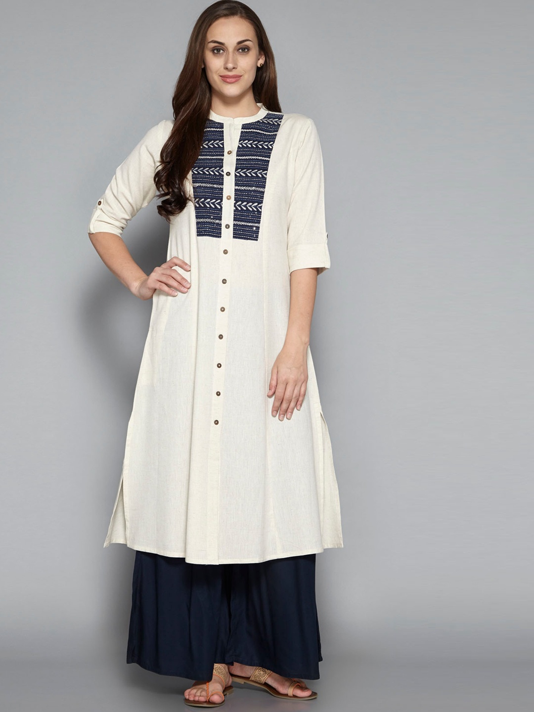 

Pistaa Women Off White Geometric Thread Work Kurta