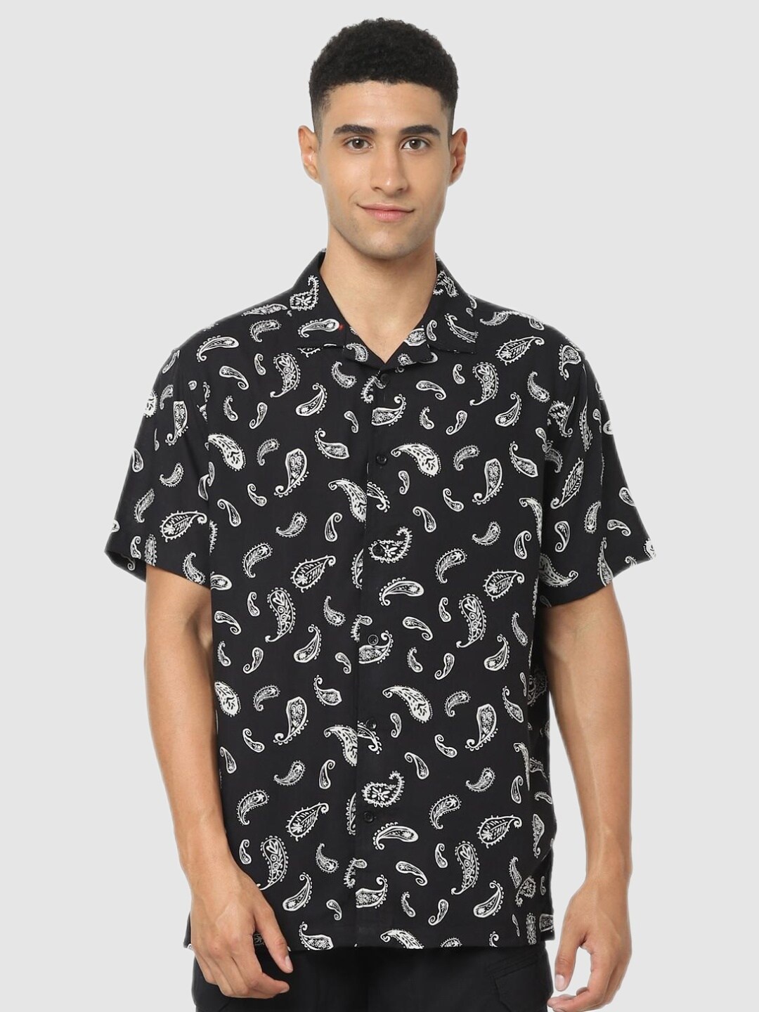 

Celio Men Charcoal Grey Classic Paisely Printed Casual Shirt