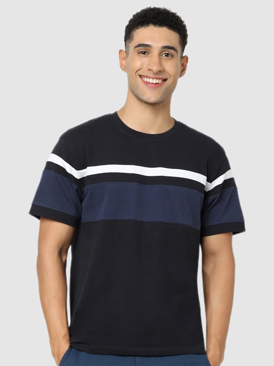 

Celio Men Black & Blue Colourblocked Cotton T-shirt