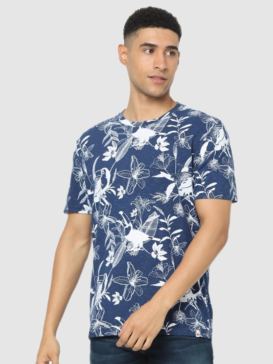 

Celio Men Blue Printed Tropical Cotton T-shirt