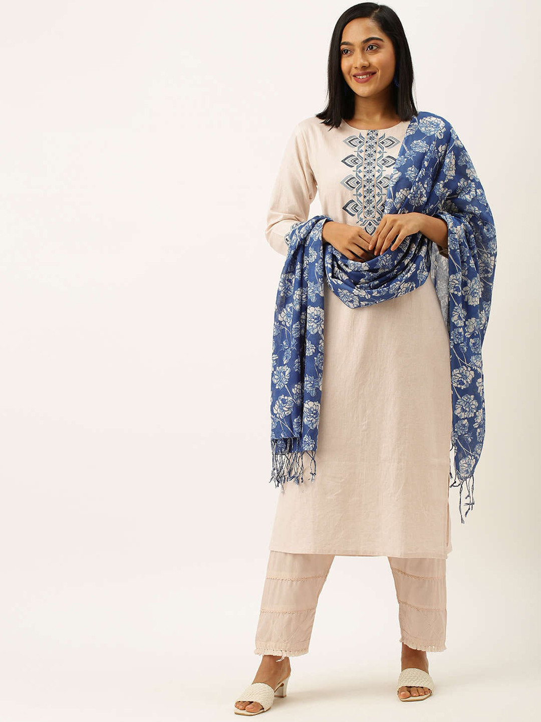 

ZOLA Women Off White & Blue Embellished Thread Work Kurta