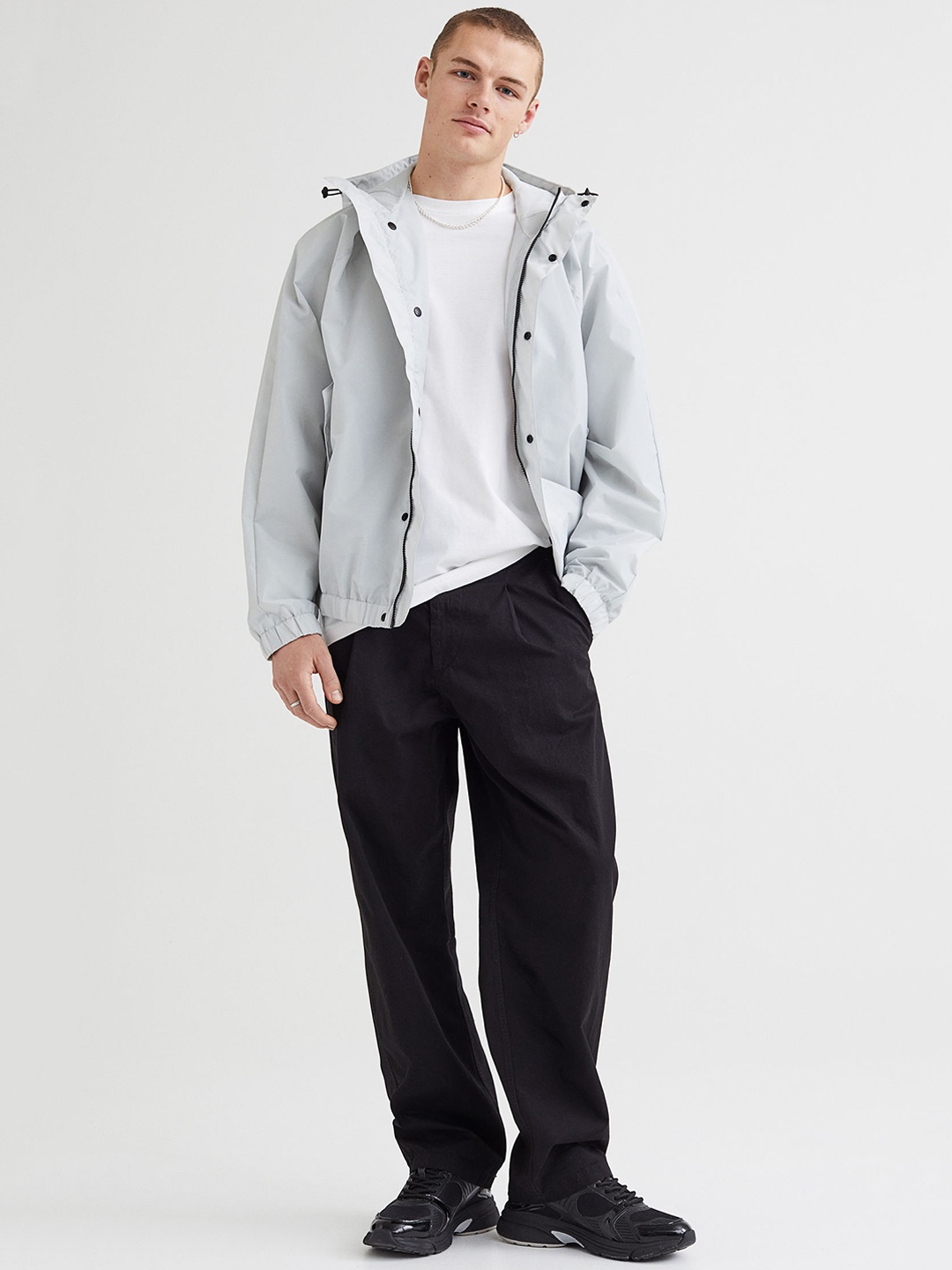 

H&M Men Black Solid Relaxed Fit Cotton Chinos