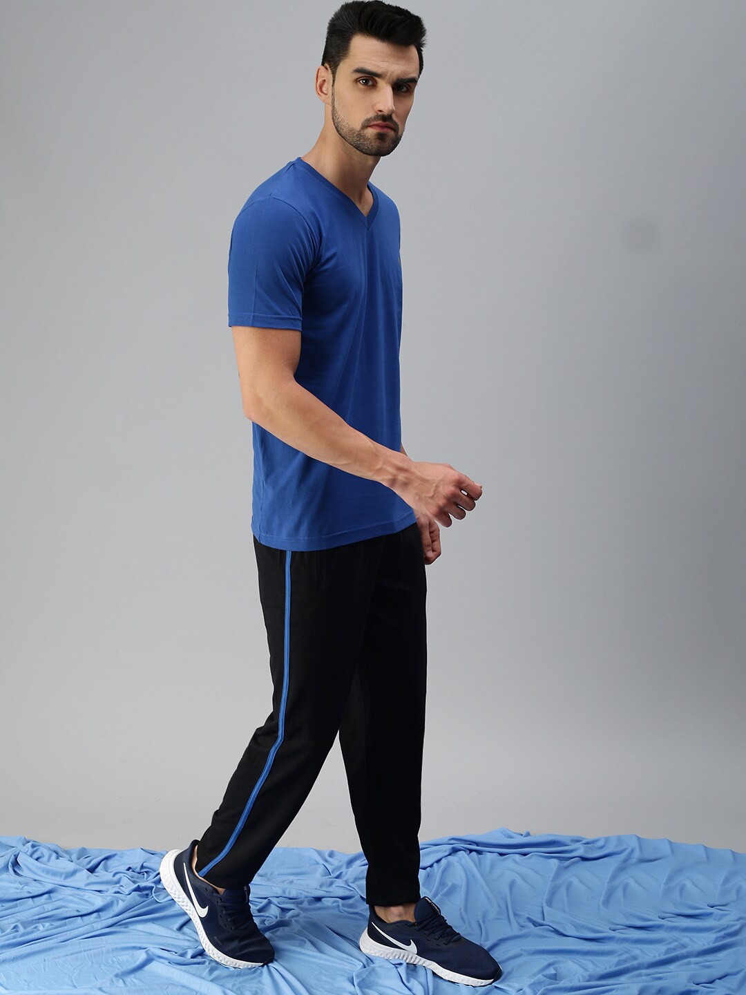 

ONN Men Blue V-Neck T-shirt