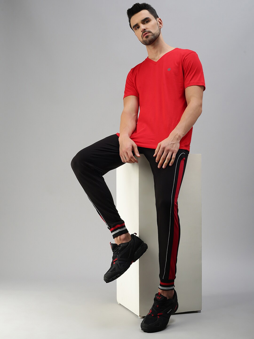 

ONN Men Red V-Neck Solid Cotton T-shirt