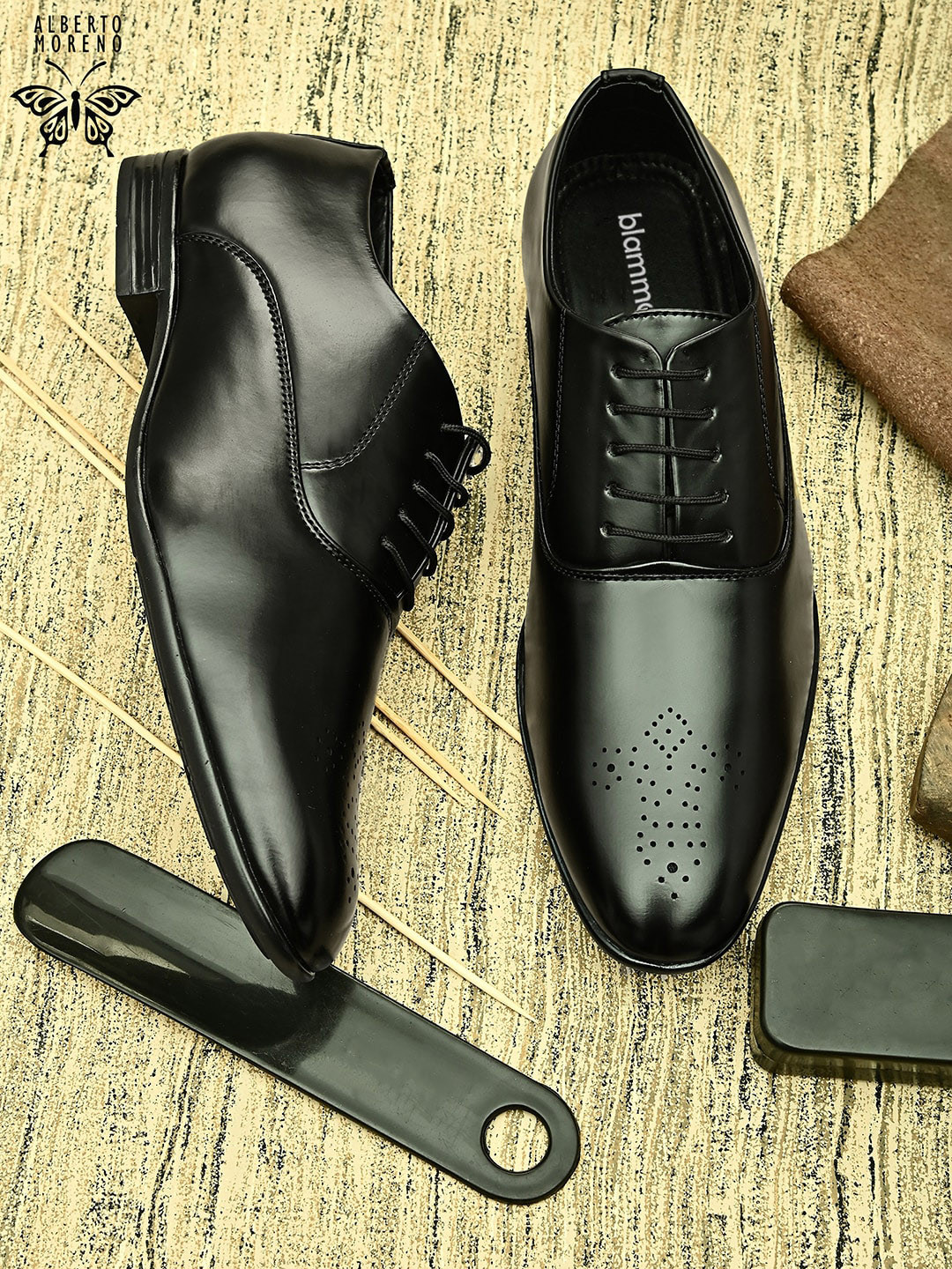 

Blammo Men Black Textured Formal Oxfords