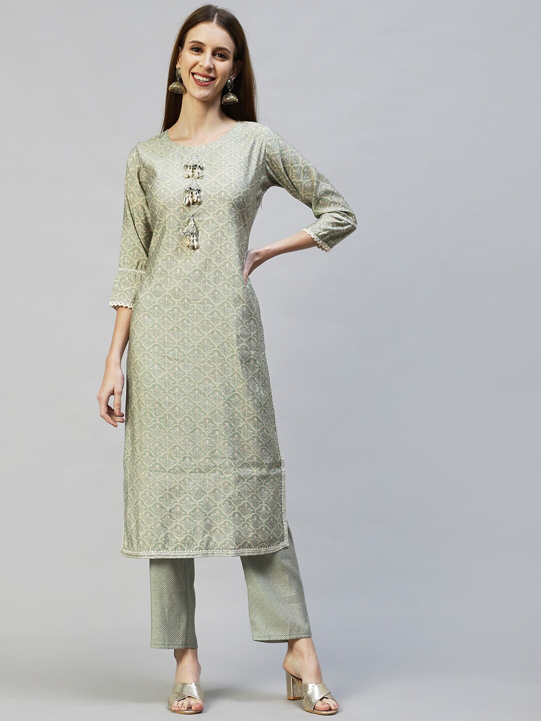 

FASHOR Women Green Paisley Printed Beads and Stones Kurti with Trousers