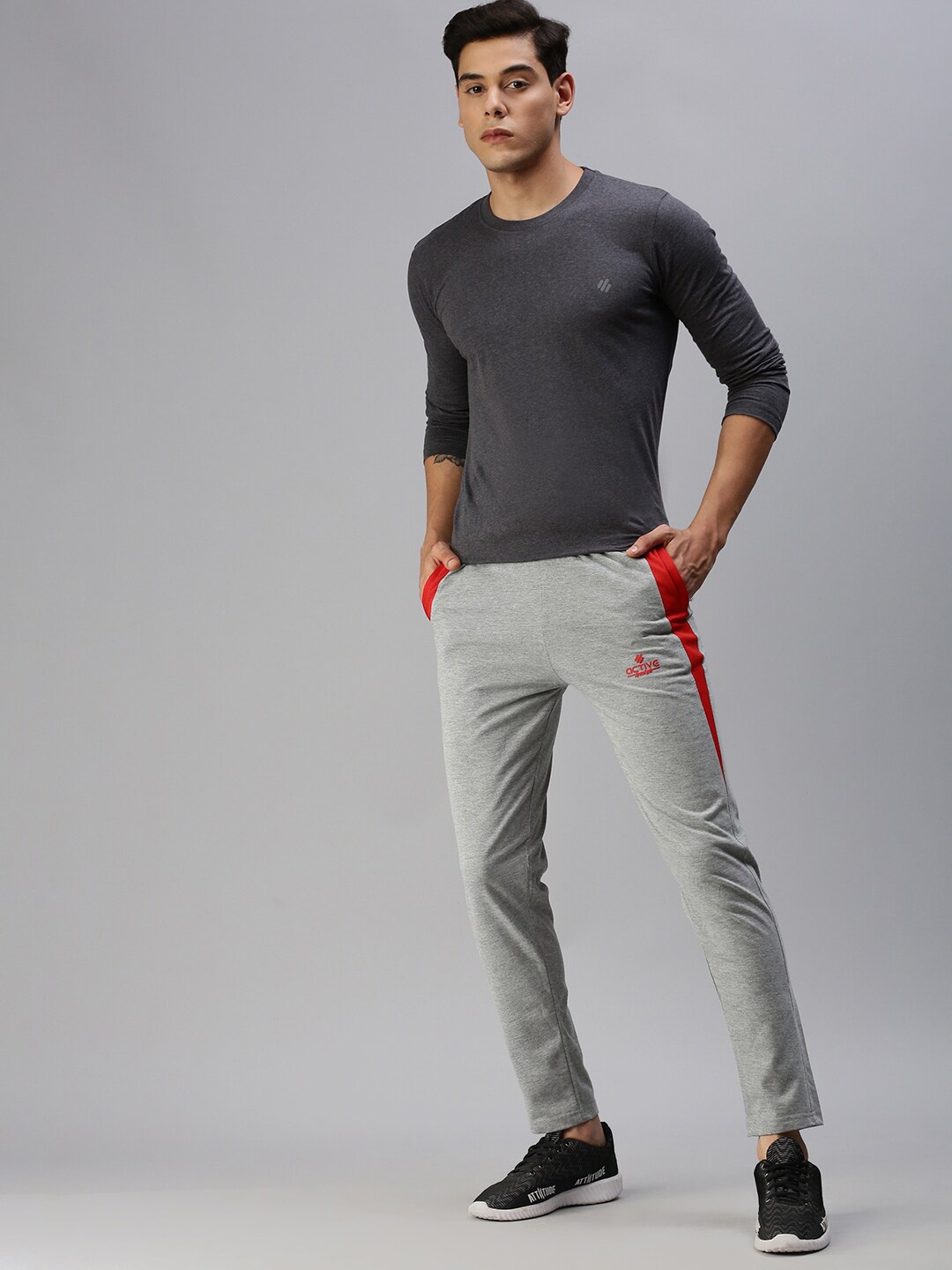 

ONN Men Black Solid Round Neck T-shirt