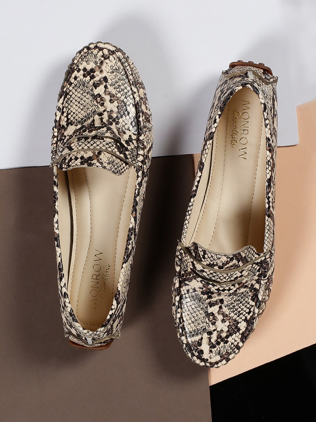 

Monrow Women Beige Printed Flats