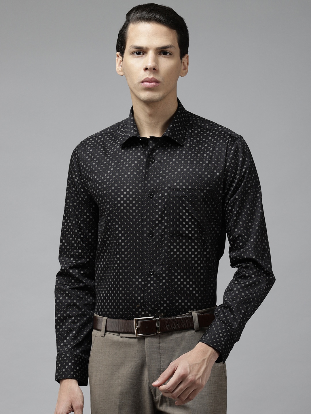 

Blackberrys Men Black & White Pure Cotton Slim Fit Printed Formal Shirt