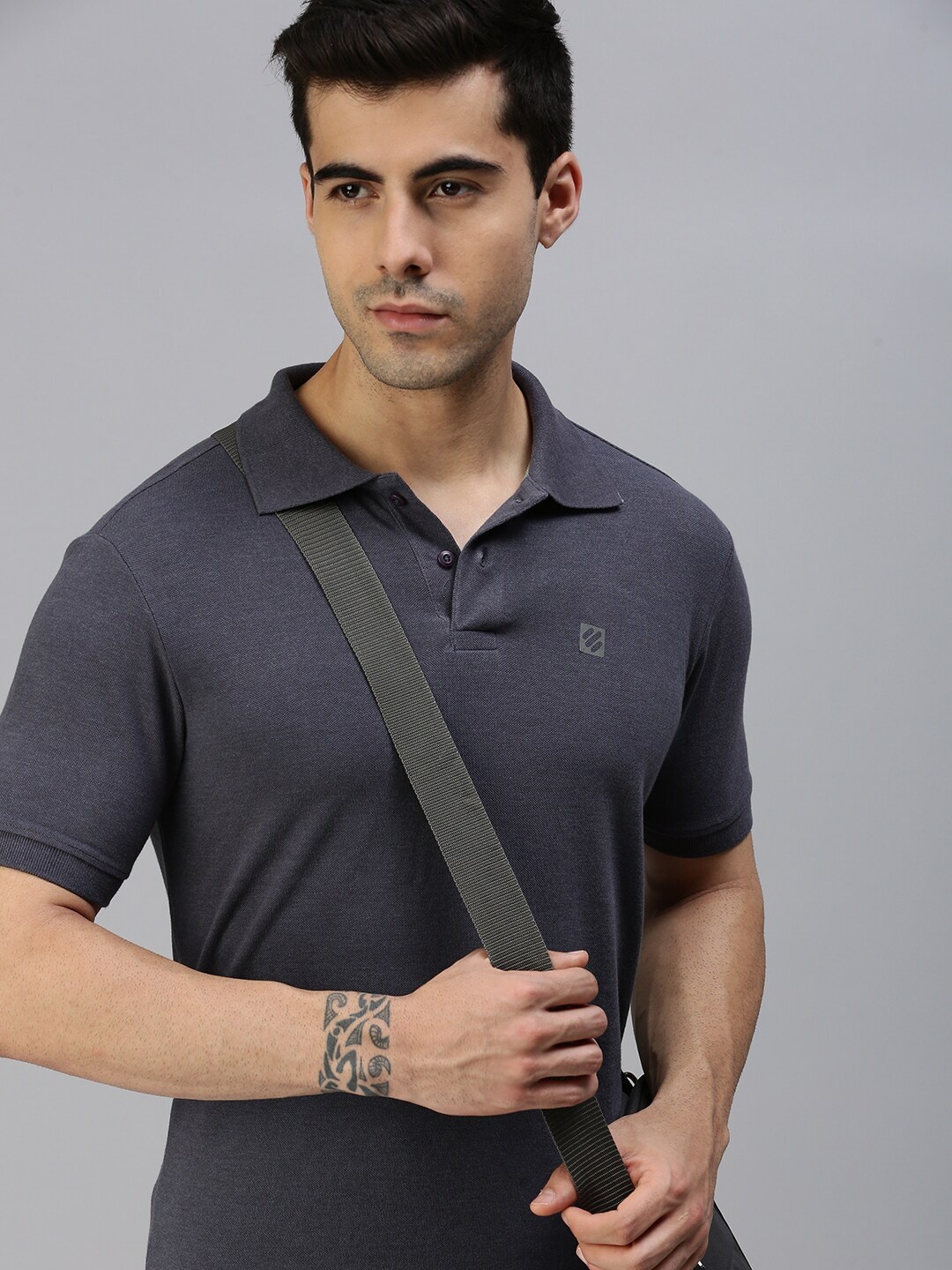 

ONN Men Grey Colourblocked V-Neck Applique T-shirt