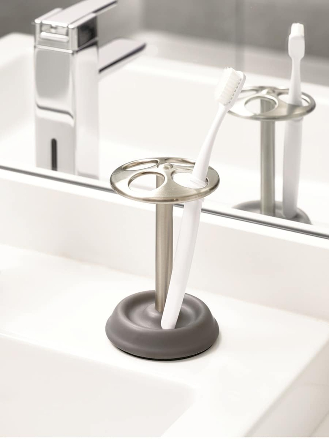 

INTERDESIGN Grey York Ceramic Toothbrush Holder