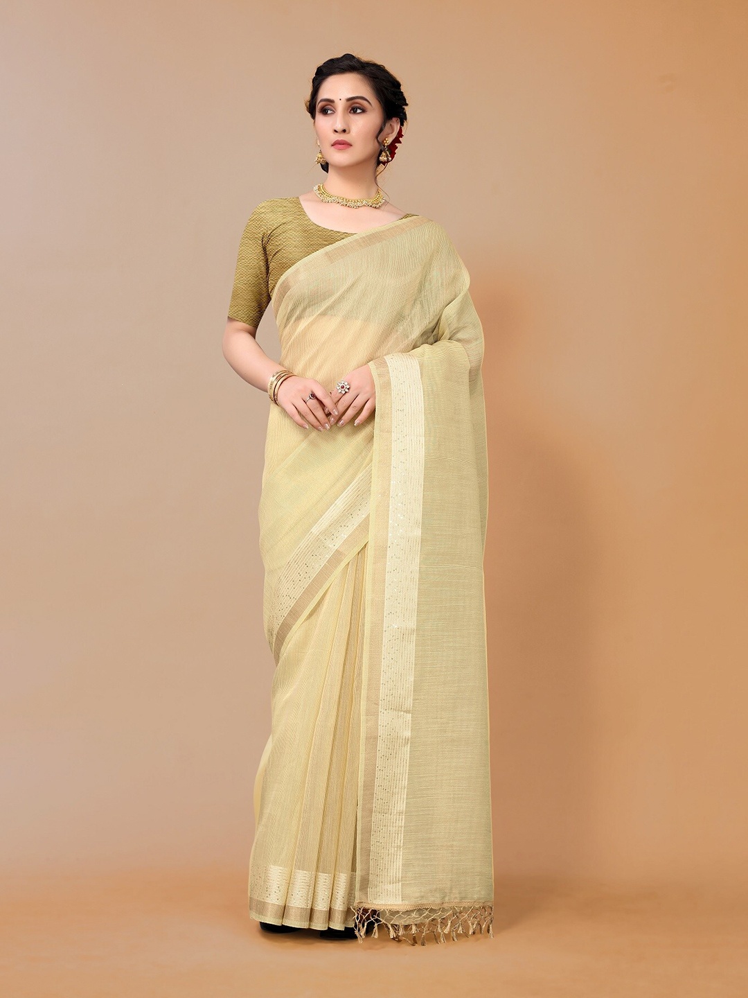 

ZIKARAA Women Mustard & Gold-Toned Saree