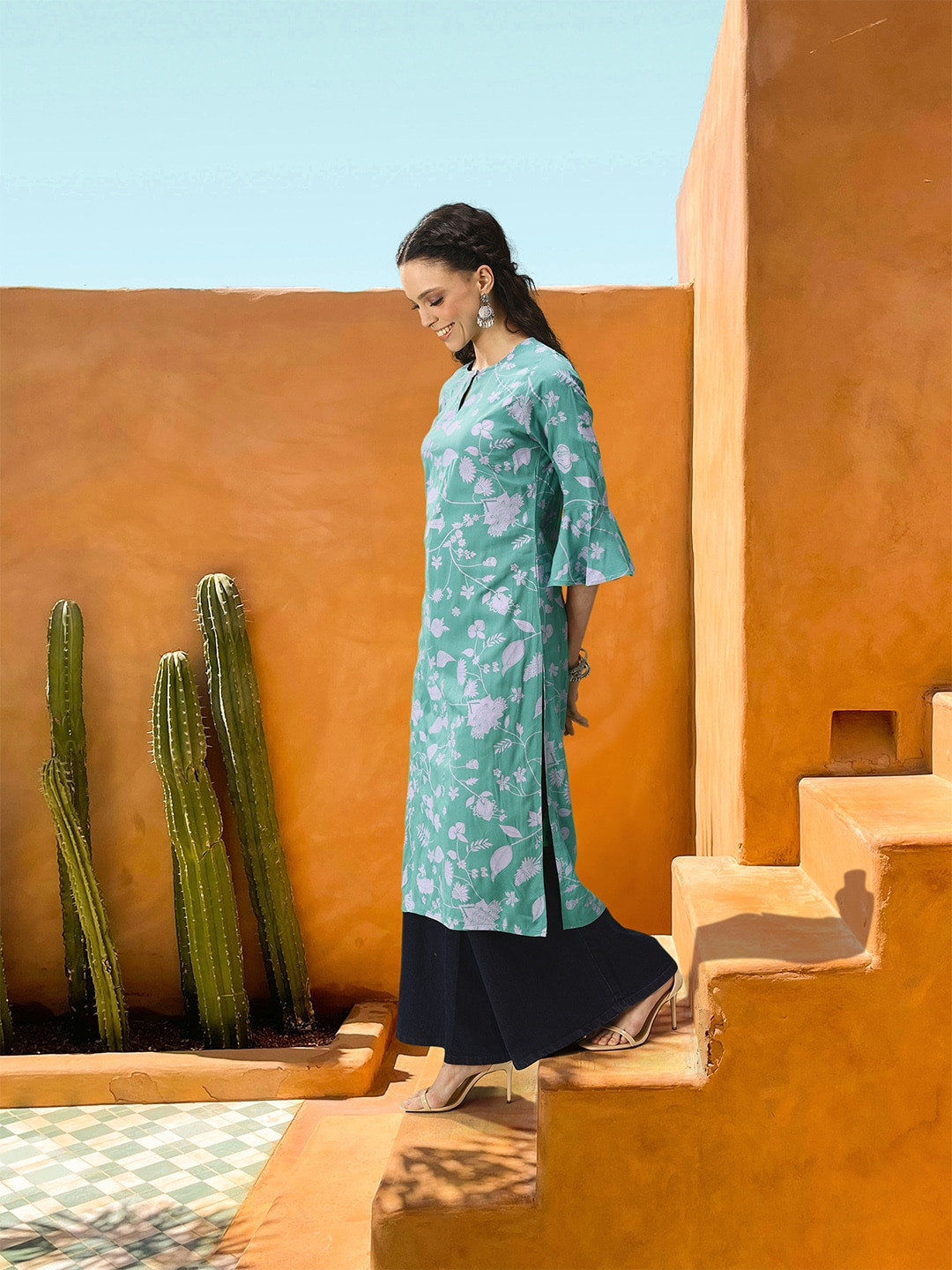 

Sangria Women Floral Printed Keyhole Neck Bell Sleeves Kurta, Sea green
