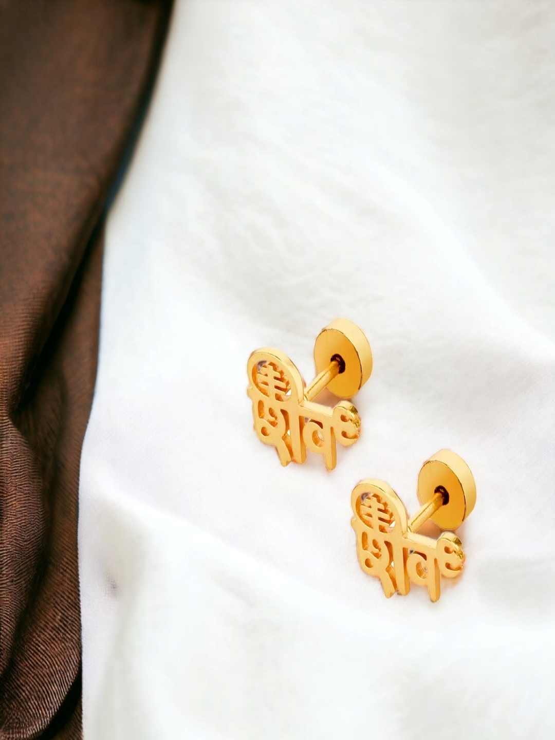 

Goldnera Men Gold-Toned Geometric Studs Earrings