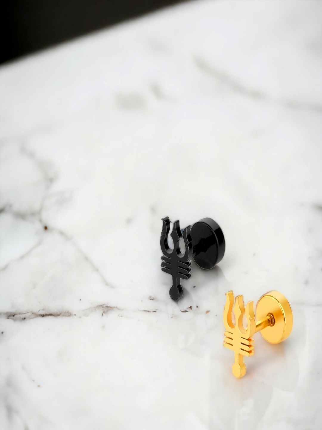 

Goldnera Black Geometric Studs Earrings